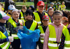Dzieci z grupy Jaskółki uzbrojone w worki oraz rękawiczki podczas 29 Akcji Sprzątania Świata.